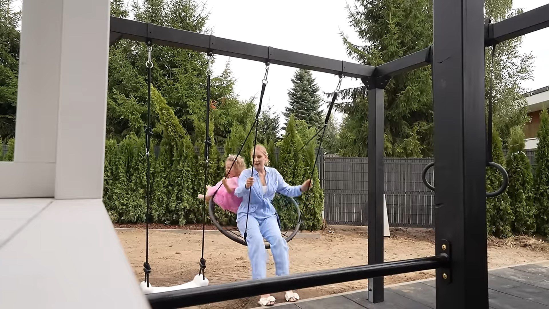 Andziaks oprowadziła widzów po placu zabaw