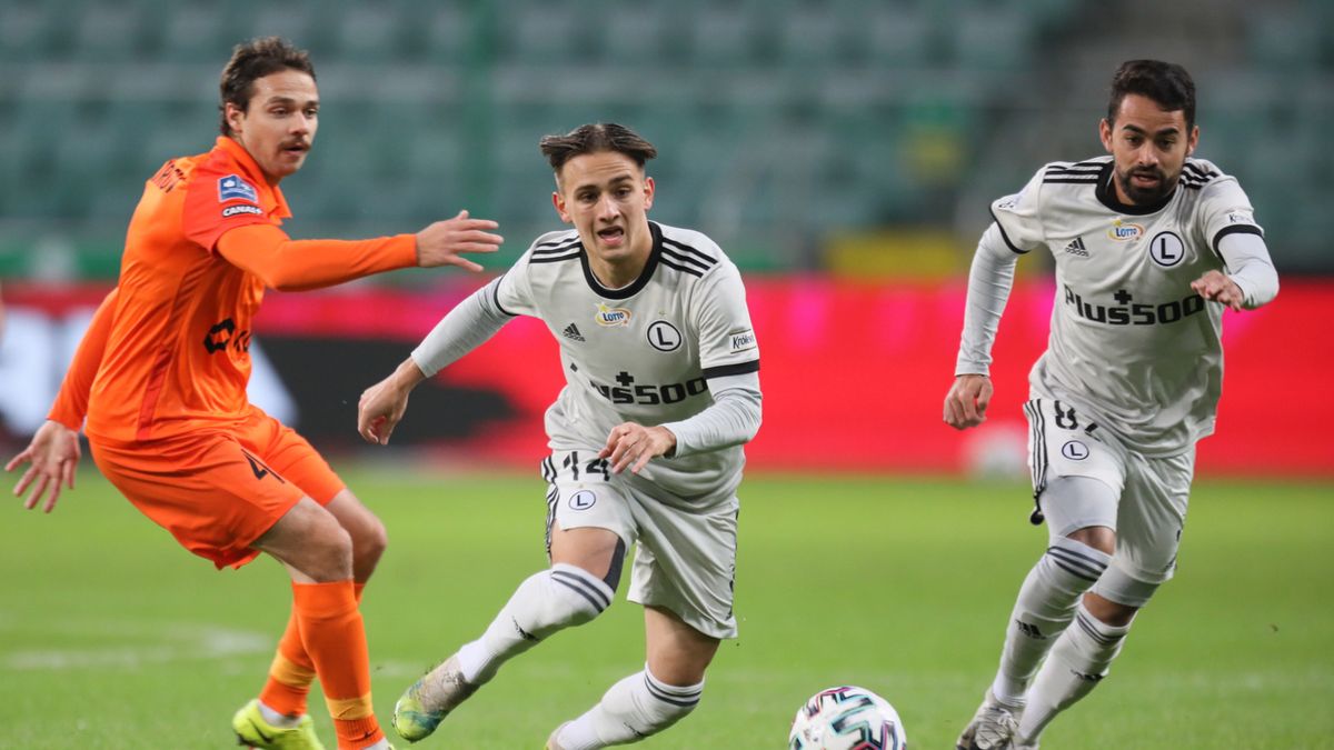 PAP / Leszek Szymański / Na zdjęciu: zawodnicy Legii Warszawa Michał Karbownik (w środku) i Luquinhas (z prawej) oraz Evgeniy Bashkirov (z lewej) z KGHM Zagłębia Lubin