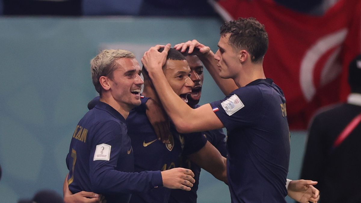 PAP/EPA / Friedemann Vogel / Na zdjęciu: Kylian Mbappe (w środku) cieszy się z gola