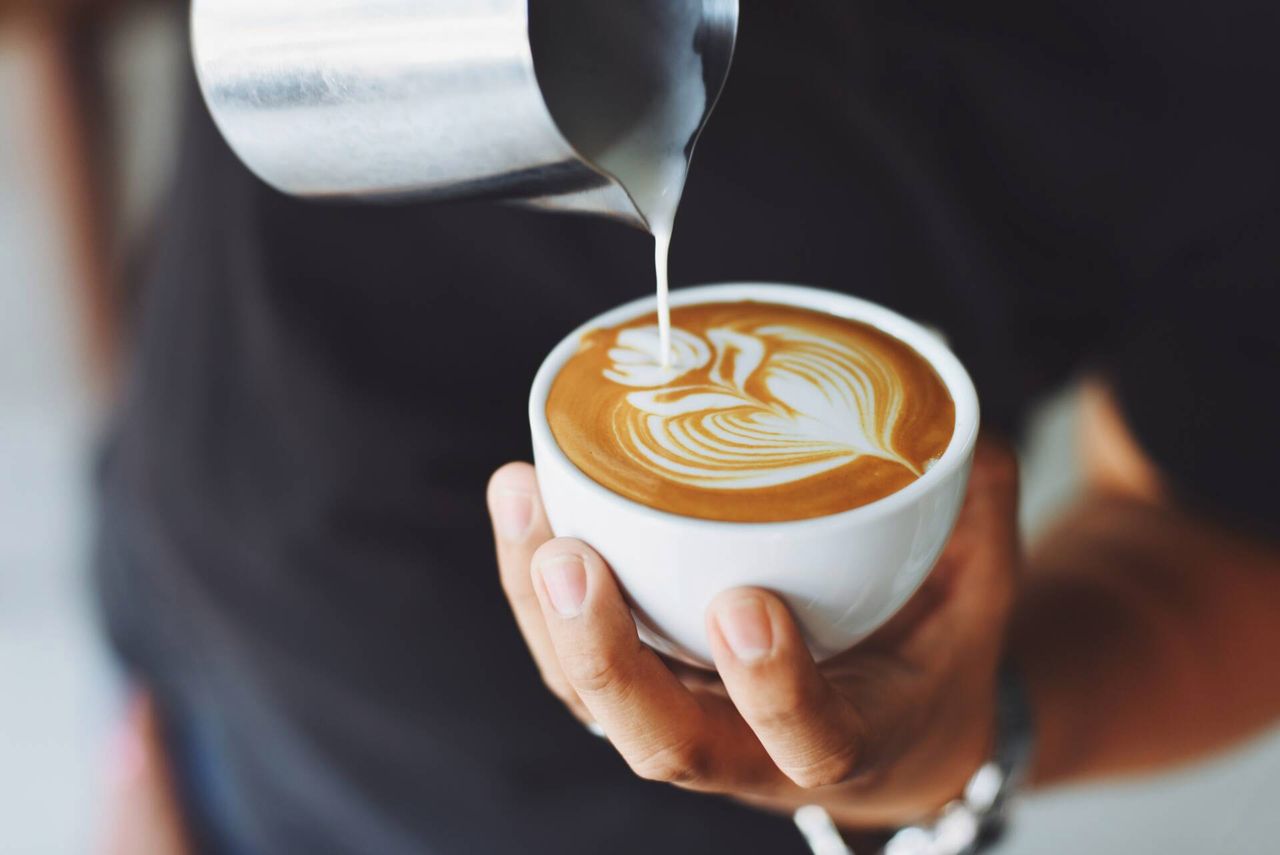kawa z masłem orzechowym - Pyszności; Foto: Pexels