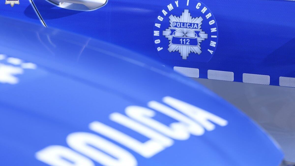 napis policja na masce samochodu