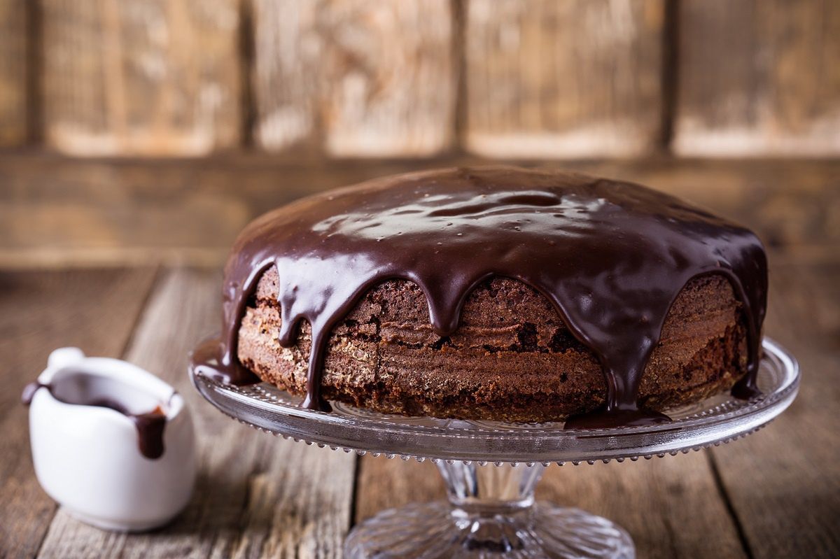 Najszybsze ciasto czekoladowe, jakie znam. Wykorzystaj prosty patent, a będzie wilgotne