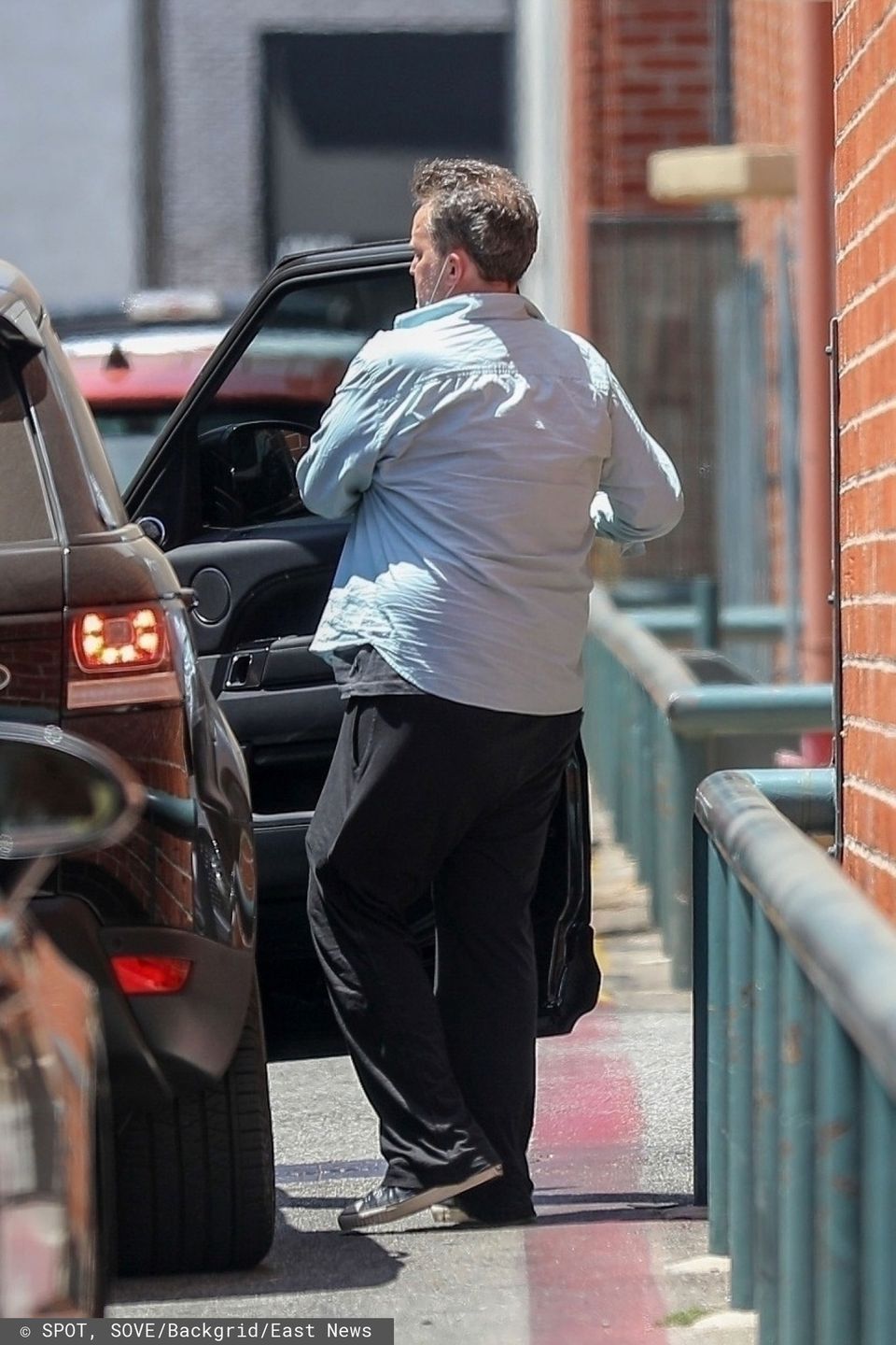 Zmęczony Matthew Perry wyłania się z budynku w Beverly Hills