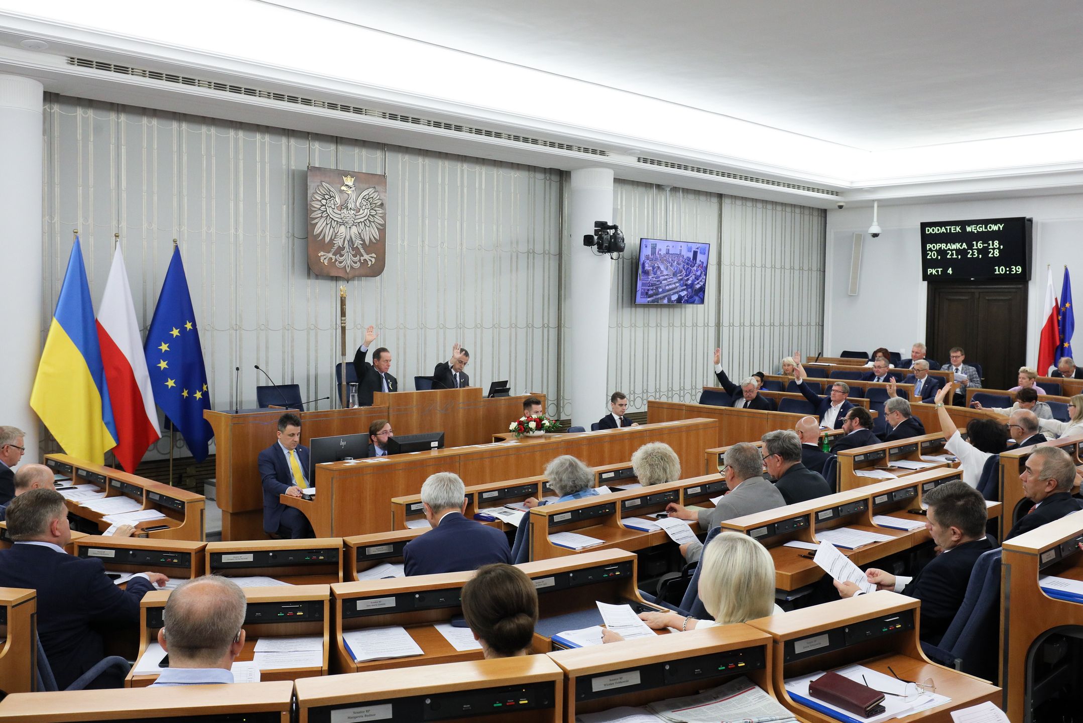 Senatorowie
Warszawa, 04.08.2022. Senatorowie na sali obrad Senatu w Warszawie, 4 bm. Senatorowie maj� g�osowa� m.in. nad ustaw� o dodatku w�glowym - jedn� z propozycji senackich jest zamiana dodatku na pieni�ny i przyznanie go nie tylko tym gospodarstwom, kt�re ogrzewaj� si� w�glem kamiennym. (sko) PAP/Pawe� Supernak
Pawe� Supernak
10, 10., 47, 47., obrady, polityk polityka, posiedzenie, sala obrad, senat, senatu, X