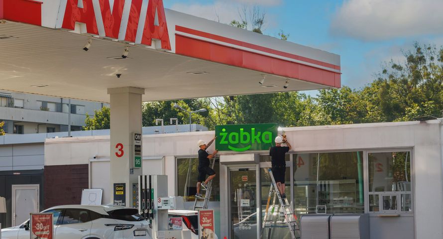 Sklepy Żabka na stacjach paliw znanej sieci