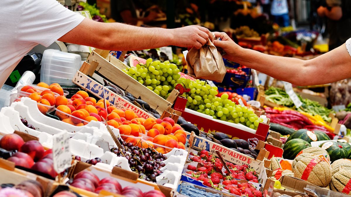 Obniżony VAT na żywność nie zatrzyma inflacji. Ale gdyby wróciła podstawowa stawka, sklepy podniosłyby ceny