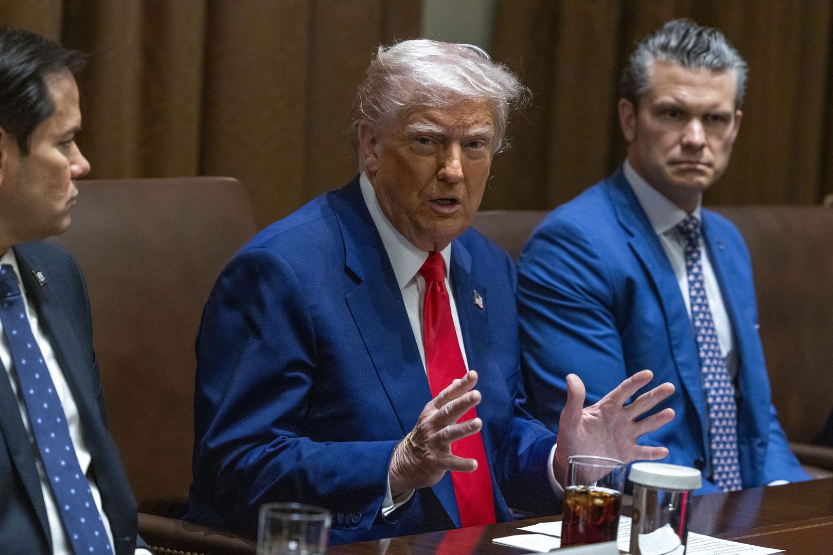 US President Donald J. Trump hosts a cabinet meeting
epa12023595 US President Donald J. Trump (C) responds to a question from the news media during a Cabinet meeting in the Cabinet Room of the White House in Washington, DC, USA, 10 April 2025.  EPA/SHAWN THEW / POOL 
Dostawca: PAP/EPA.
SHAWN THEW / POOL
government, flag, politics