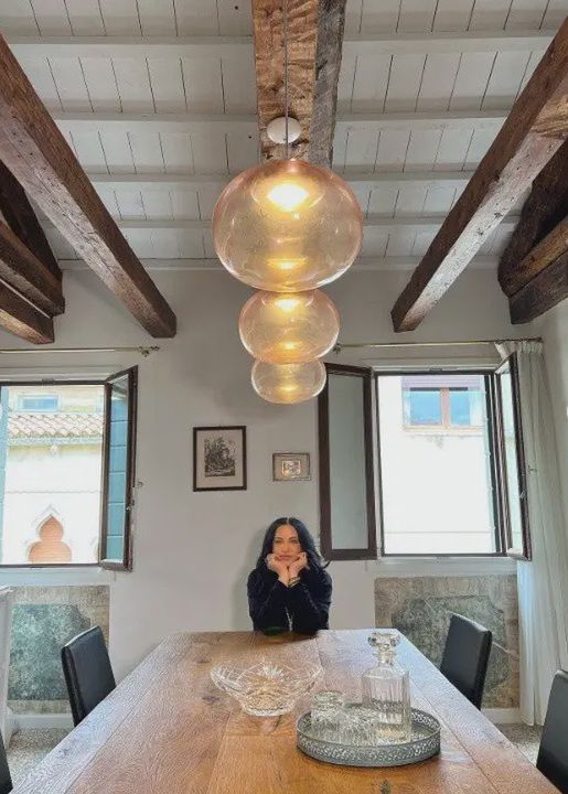 Ogromny stół w domu Kayah