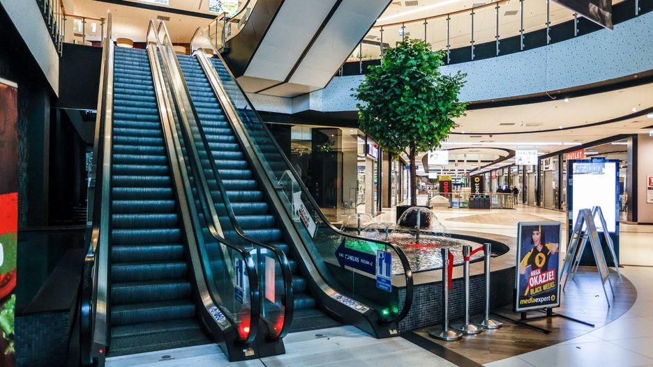 Eksperci zwracają uwagę, że częstotliwość wizyt w galeriach spadła i zmienił się też cel wizyt kosnumentów.