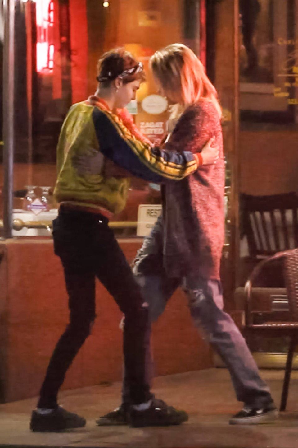 Cara Delevingne i Paris Jackson Kiss całowały się na ulicy. Towarzyszyli im Macaulay Culkin i Brenda Song (BACKGRID/FORUM)