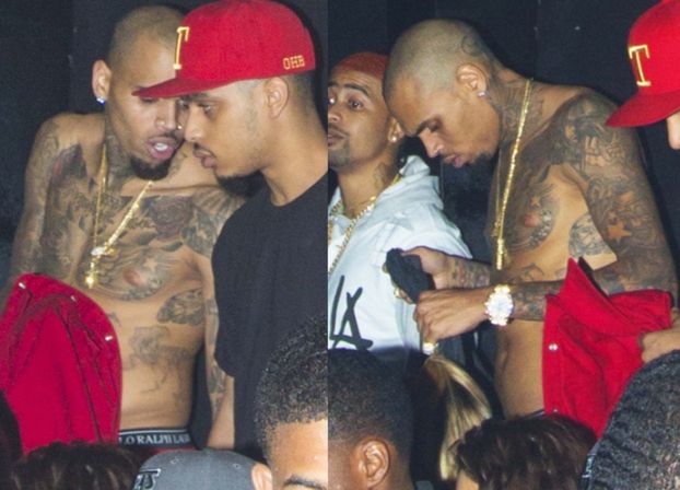 Chris Brown pokazuje na klatę na imprezie...