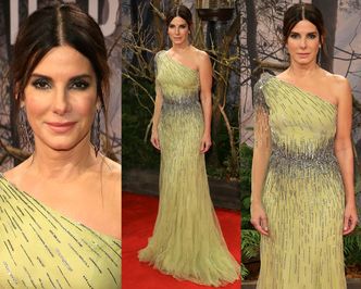 Elegancka Sandra Bullock pozuje na tle suchych gałęzi