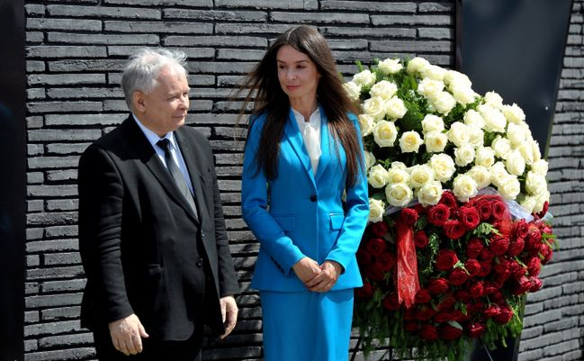 Prezes PiS, premier i ministrowie na Wawelu oddali hołd Lechowi Kaczyńskiemu