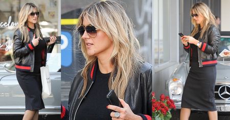 Wpatrzona w telefon Karolina Szostak przemierza ulicę w dziwnych butach (ZDJĘCIA)