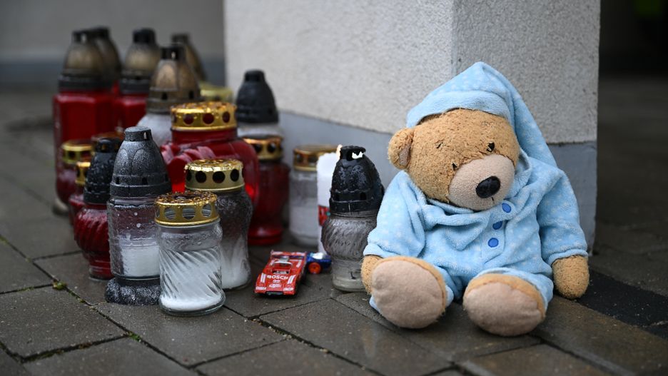 Gdynia, 26.10.2023. Znicze w miejscu zabójstwa 6-letniego chłopca przy ul. Górniczej w Gdyni Fikakowie, 26 bm. Trwa siódmy dzień poszukiwań podejrzanego o morderstwo Grzegorza Borysa. (ad) PAP/Adam Warżawa