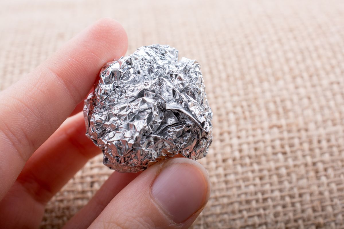 Discover the viral TikTok hack: How a simple ball of aluminum foil can transform your hair