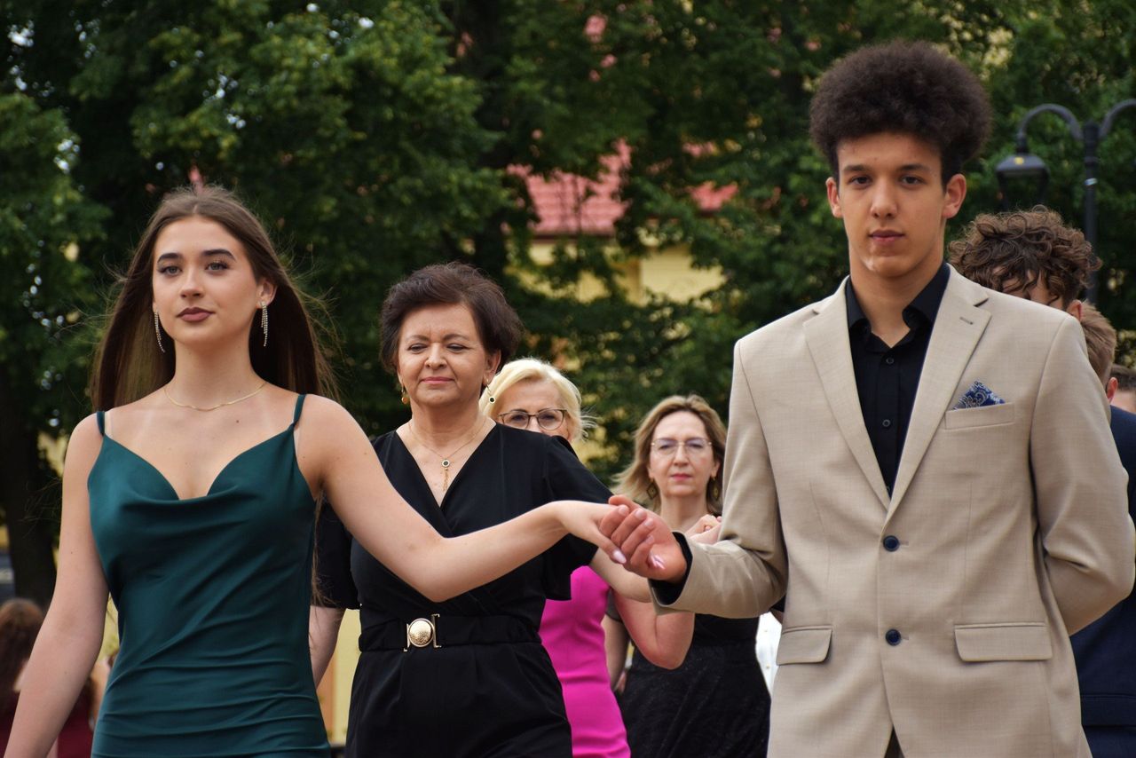 Bal ósmoklasisty 2025 w Rypinie. Tak wyglądał polonez uczniów SP nr 1 na Nowym Rynku