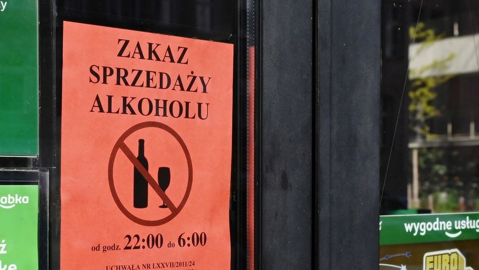 Nocna sprzeda alkoholu kwitnie we Wrocawiu mimo zakazujcej ustawy, niektóre sklepy wymyliy sposób na obejcie zakazu.