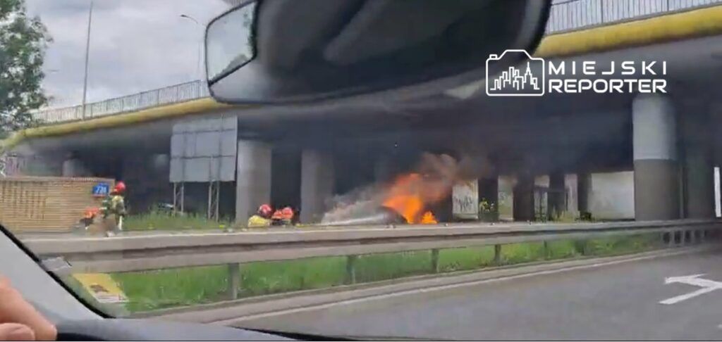 Fot. Czytelnik Miejskiego Reportera. Pożar samochodu osobowego na Wale Miedzeszyńskim