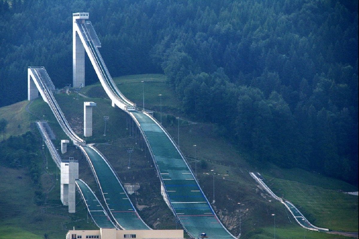 Przerażający upadek skoczka. Obserwatorzy zawodów byli przerażeni