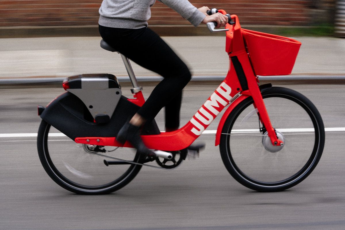 Elektryczne rowery Ubera trafią do Europy. Wypożyczalnie ruszą już latem