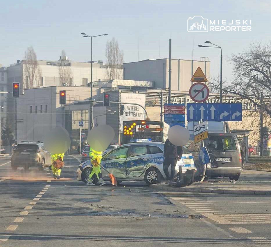 Poważne zderzenie z radiowozem. Policjantka wjechała na czerwonym świetle