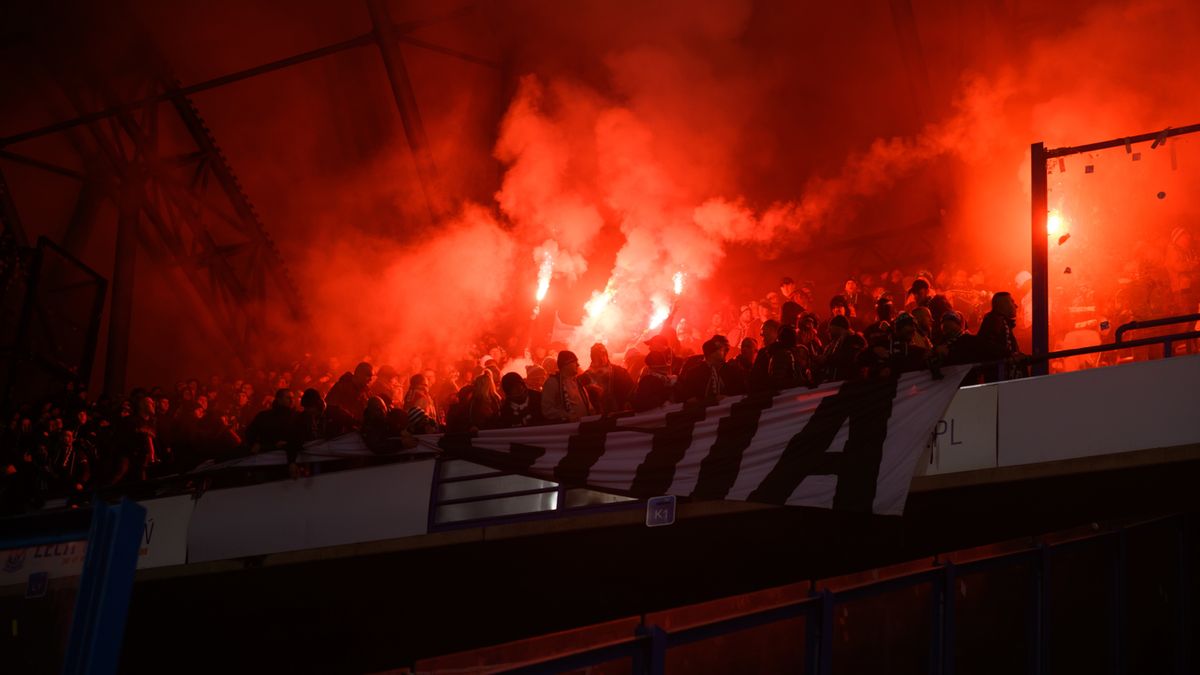 PAP / Jakub Kaczmarczyk / Na zdjęciu: Race rzucane przez kibiców Lechii Gdańsk 