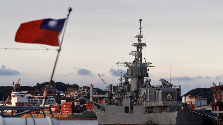 Taiwan Navy's Chi Yang-class frigate Ning Yang (FFG-938) is anchored at a harbour in Keelung city, Taiwan, 05 August 2022. Following a visit of US House of Representatives Speaker Pelosi to Taiwan, the Chinese military started to hold a series of live-fire drills in six maritime areas around Taiwan's main island, planned from 04 to 07 August 2022. EPA/RITCHIE B. TONGO Dostawca: PAP/EPA.