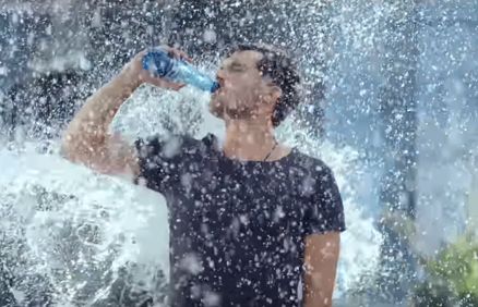 Uderzająca moc orzeźwienia w kampanii wody gazowanej Żywiec Zdrój