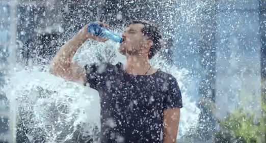 Uderzająca moc orzeźwienia w kampanii wody gazowanej Żywiec Zdrój