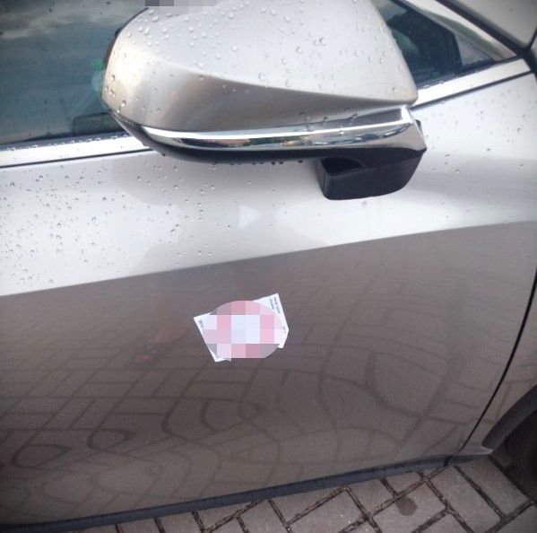 Nakleił "karne" naklejki na źle zaparkowane auto. Straty oszacowano na 5,5 tys. zł