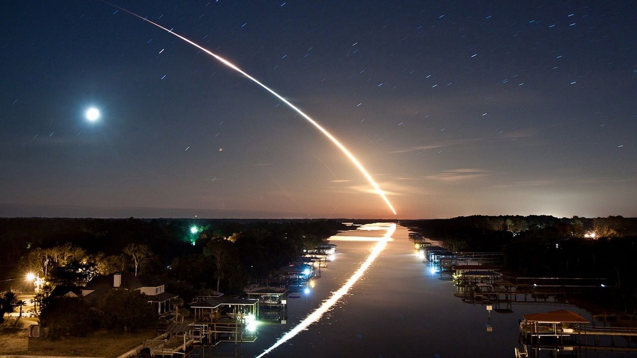 Meteor trail coming to Earth