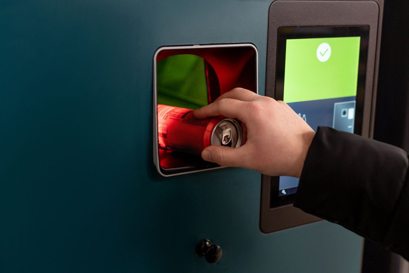 Przyniósł 611 butelek i puszek do Auchan. Tyle zarobił rekordzista