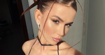 Roksana Węgiel pręży się na dmuchanym materacu w kostiumie kąpielowym, a fani dopatrują się RETUSZU: "Już zdjęcie podmieniła"