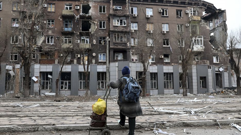 Ukraina - archA local resident looks at a damaged during a heavy fighting apartment building near the Illich Iron & Steel Works Metallurgical Plant, the second largest metallurgical enterprise in Ukraine, in an area controlled by Russian-backed separatist forces in Mariupol, Ukraine, Saturday, April 16, 2022. Mariupol, a strategic port on the Sea of Azov, has been besieged by Russian troops and forces from self-proclaimed separatist areas in eastern Ukraine for more than six weeks. (AP Photo/Alexei Alexandrov)AP