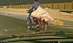 Zdjęcie "zwłok na motocyklu" obiegło sieć. "Dotarłem bezpiecznie"