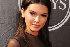 Kendall Jenner przechadza się po ulicach Los Angeles. W oczy rzuca się brzuch