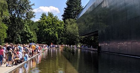 Zapomnieliśmy o koronawirusie? Tłumy w kolejce do zoo we Wrocławiu