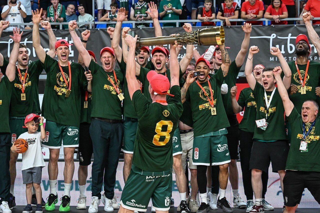 Lublin, 22.06.2025. Legia na podium. Koszykarze Legii Warszawa cieszą się ze zwycięstwa i mistrzostwa Polski po siódmym meczu finałowym Ekstraklasy z PGE Startem Lublin.