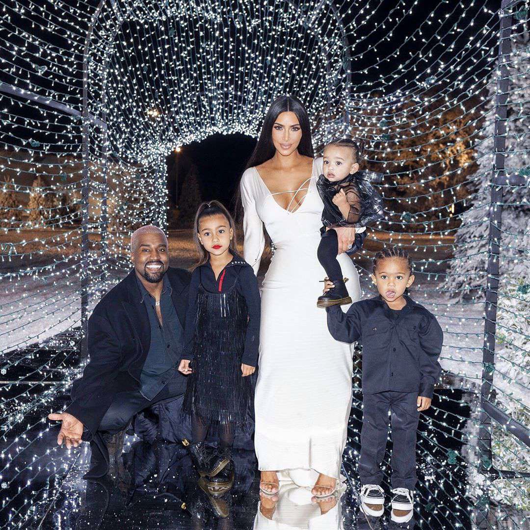 Świąteczne zdjęcia Kim Kardashian i jej rodziny