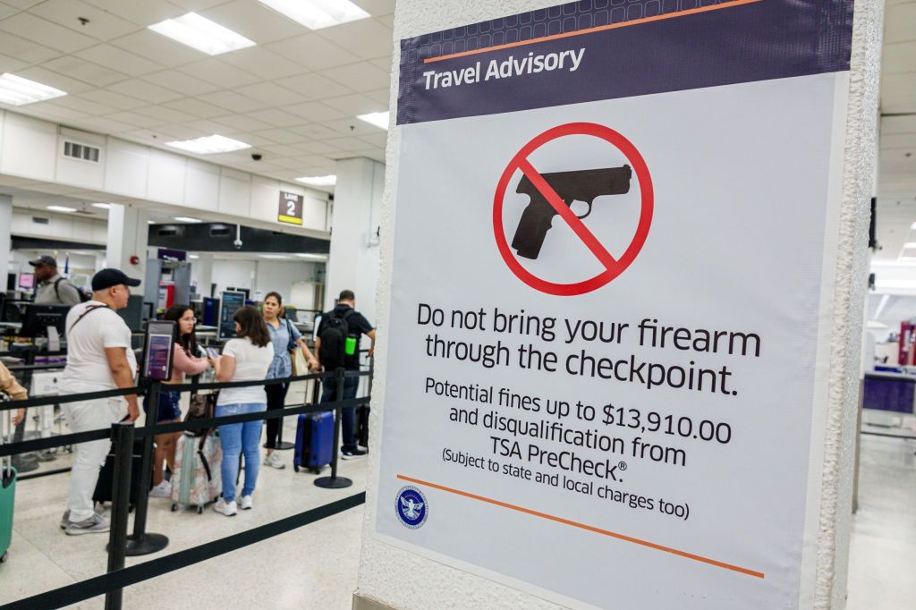 Takie komunikaty znajdują się na lotniskach w USA m.in. w Miami 