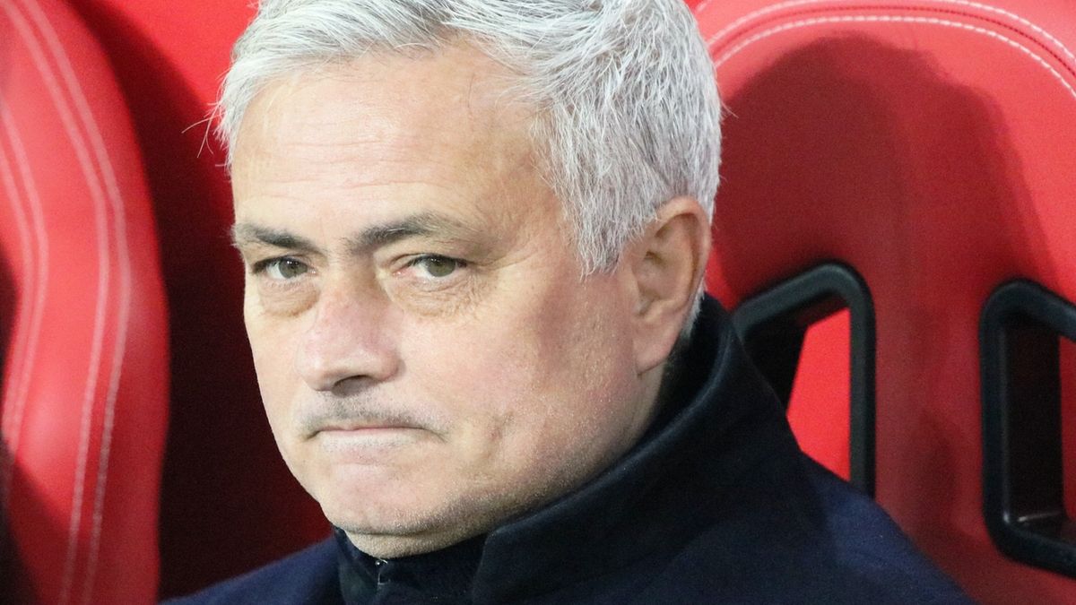 Jose Mourinho w czasie meczu na ławce rezerwowych