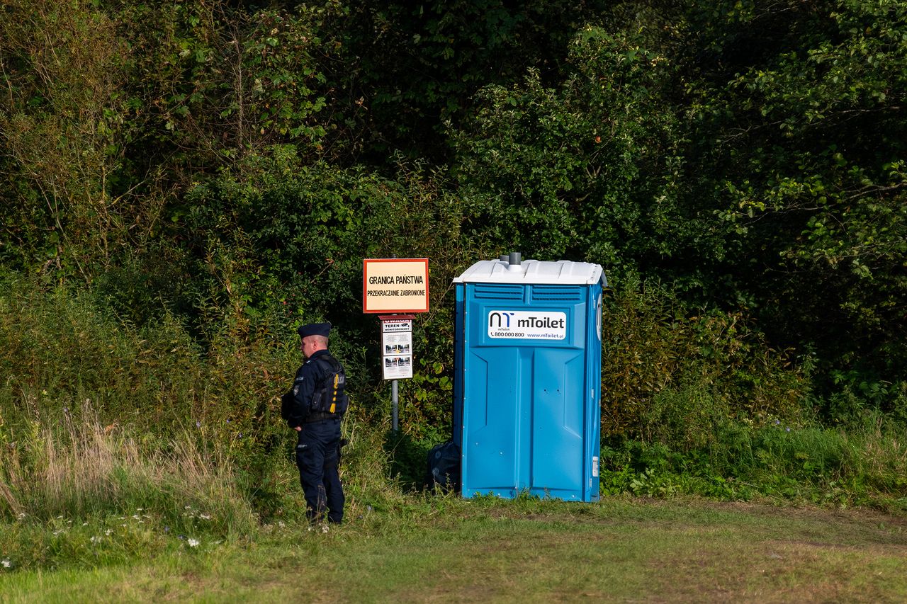 Zdjęcie dnia: Toaleta na granicy polsko-białoruskiej to dosadny komentarz