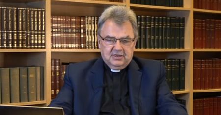 Spłodził córkę i został matką. Polski ksiądz oburza się u Rydzyka