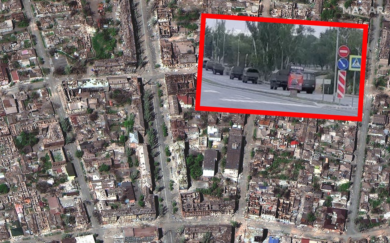 Kolumny wojska jadą przez Mariupol do Berdiańska