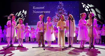 Konin: Życzenia od stu przedszkolaków zaśpiewane babciom i dziadkom