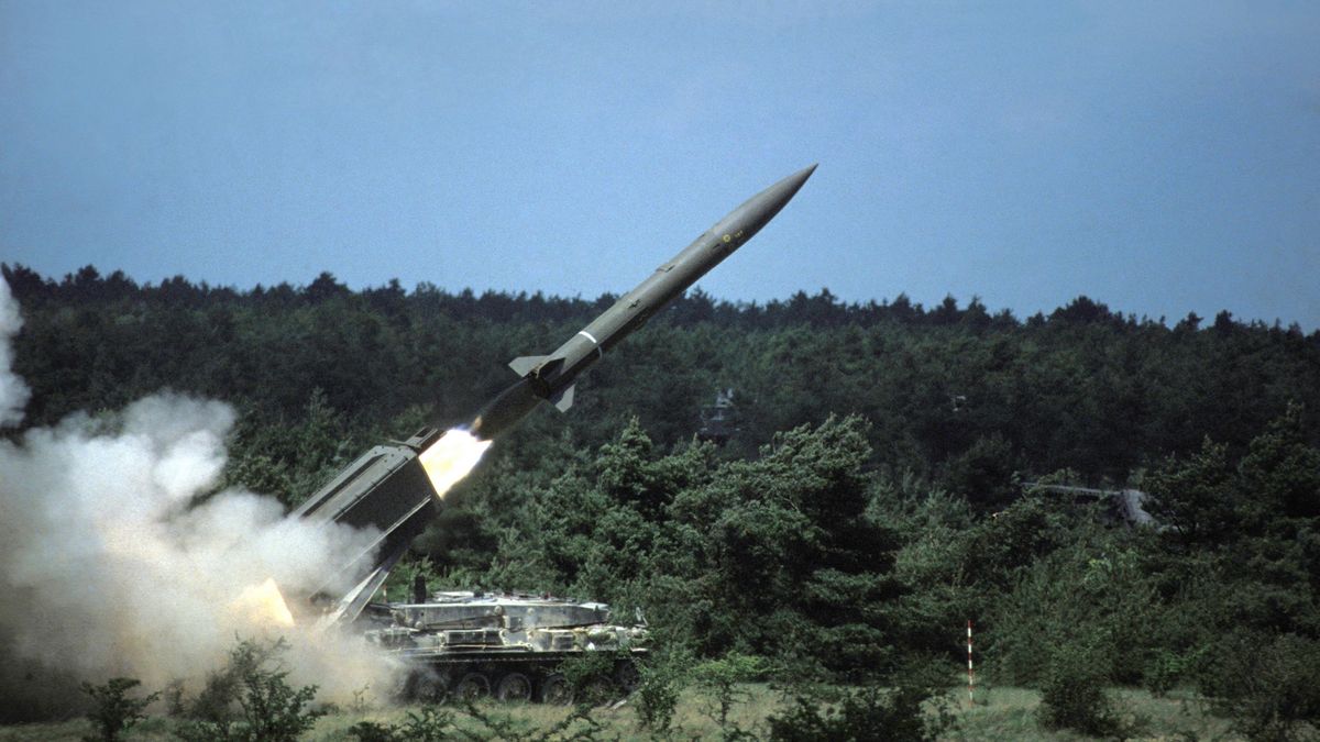 Francuski taktyczny pocisk balistyczny Pluton, wykorzystywany do przenoszenia głowic nuklearnych