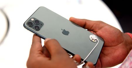 iOS 15 psuje obsługę słuchawek. Część opcji nie działa