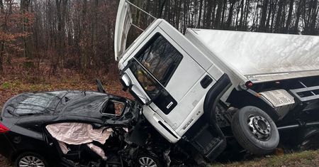 Zderzenie Opla z ciężarówką na DK-17. Kierowca nagle zjechał na przeciwległy pas i uderzył w TIRa. Ciężki stan pasażerów osobówki