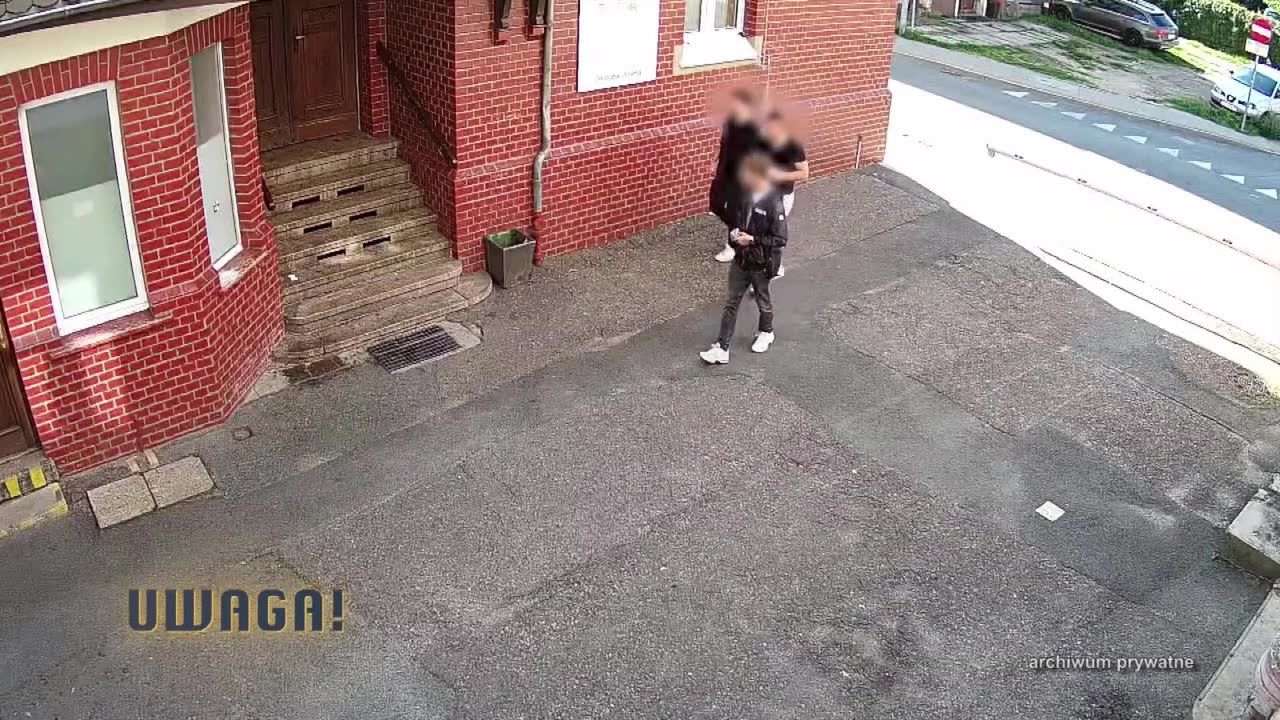 Agresywna młodzież terroryzuje mieszkańców w centrum Jeleniej Góry. „Mamy melinę, a nie dworzec”
